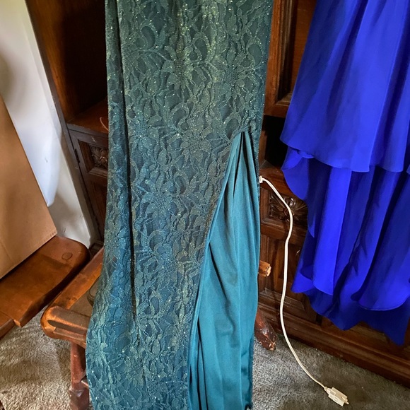 Green and blue dresses - Picture 2 of 4